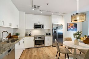 Amazing 4Bed Condo Steps from French Quarter!