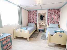 White Rabbit, Cross Lane