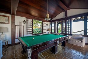 Casa com Cinco Quartos Pé na Areia