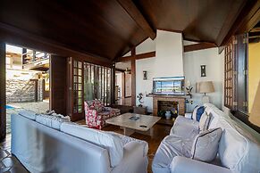 Casa com Cinco Quartos Pé na Areia