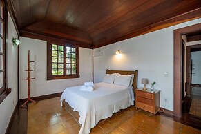 Casa com Cinco Quartos Pé na Areia