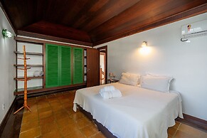 Casa com Cinco Quartos Pé na Areia