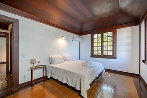Casa com Cinco Quartos Pé na Areia