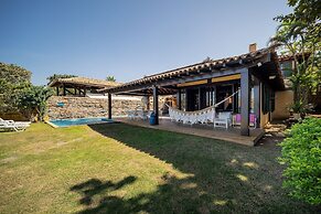 Casa com Cinco Quartos Pé na Areia