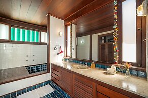 Casa com Cinco Quartos Pé na Areia