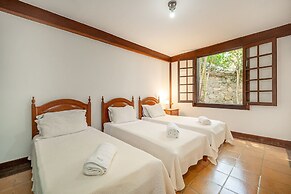 Casa com Cinco Quartos Pé na Areia