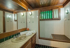 Casa com Cinco Quartos Pé na Areia