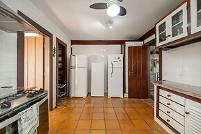 Casa com Cinco Quartos Pé na Areia