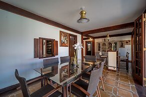 Casa com Cinco Quartos Pé na Areia