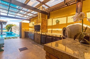 Casa com Cinco Quartos Pé na Areia