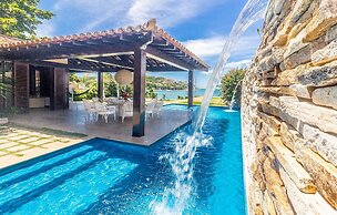 Casa com Cinco Quartos Pé na Areia