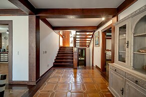 Casa com Cinco Quartos Pé na Areia