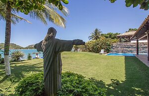 Casa com Cinco Quartos Pé na Areia