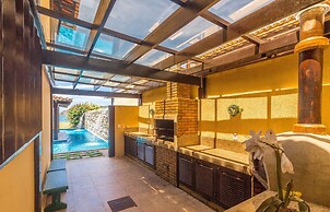 Casa com Cinco Quartos Pé na Areia