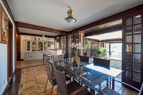 Casa com Cinco Quartos Pé na Areia