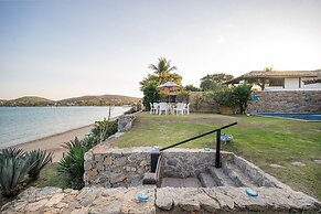 Casa com Cinco Quartos Pé na Areia