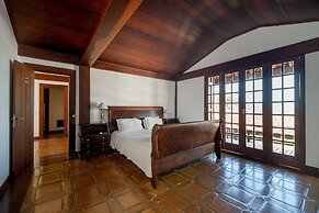 Casa com Cinco Quartos Pé na Areia