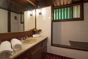 Casa com Cinco Quartos Pé na Areia