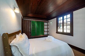 Casa com Cinco Quartos Pé na Areia