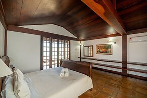 Casa com Cinco Quartos Pé na Areia