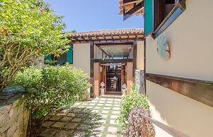 Casa com Cinco Quartos Pé na Areia