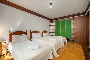 Casa com Cinco Quartos Pé na Areia