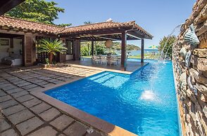 Casa com Cinco Quartos Pé na Areia