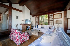 Casa com Cinco Quartos Pé na Areia