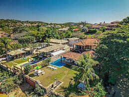 Casa com Cinco Quartos Pé na Areia