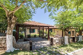 Casa com Cinco Quartos Pé na Areia