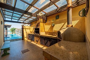 Casa com Cinco Quartos Pé na Areia