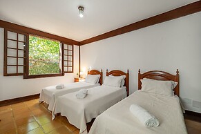 Casa com Cinco Quartos Pé na Areia