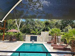 Casa Privativa com Piscina na Ferrugem