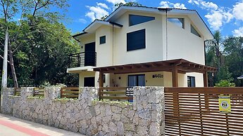 Casa Privativa com Piscina na Ferrugem