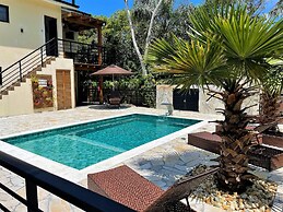 Casa Privativa com Piscina na Ferrugem