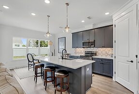 22811 Ann Miller - Saltwater Solace 4 Bedroom Home by RedAwning