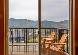 Spring Haus 2 Bedroom Home by RedAwning