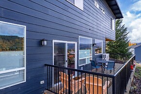 Spring Haus 2 Bedroom Home by RedAwning