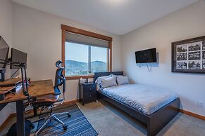 Spring Haus 2 Bedroom Home by RedAwning