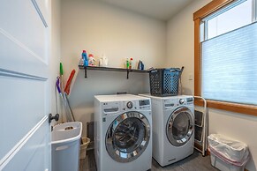 Spring Haus 2 Bedroom Home by RedAwning