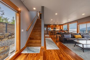 Spring Haus 2 Bedroom Home by RedAwning