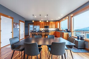 Spring Haus 2 Bedroom Home by RedAwning