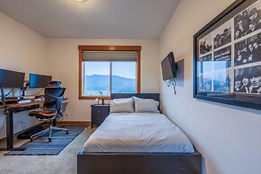 Spring Haus 2 Bedroom Home by RedAwning