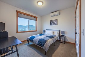 Spring Haus 2 Bedroom Home by RedAwning