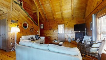 Chelle's Sanctuary 2 Bedroom Cabin by RedAwning