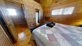 Chelle's Sanctuary 2 Bedroom Cabin by RedAwning