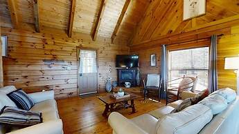 Chelle's Sanctuary 2 Bedroom Cabin by RedAwning
