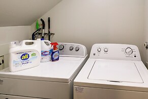 5 Mi to Dtwn Austin: Vibrant Home w/ Patio