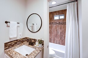 5 Mi to Dtwn Austin: Vibrant Home w/ Patio