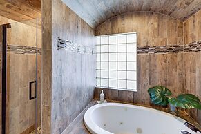 5 Mi to Dtwn Austin: Vibrant Home w/ Patio